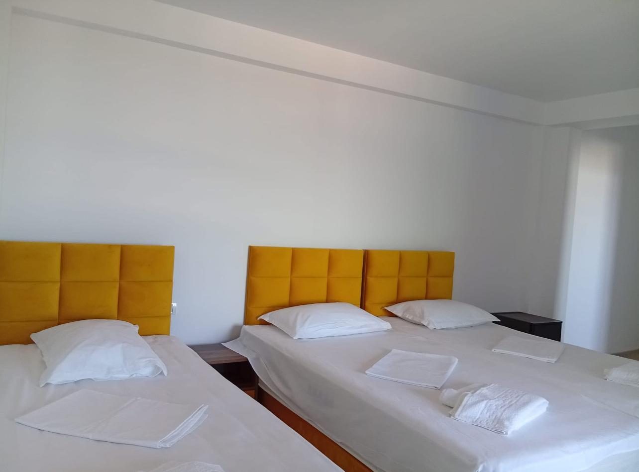 Cameră dublă la Techirghiol Residence, cu două paturi și tăblii galbene