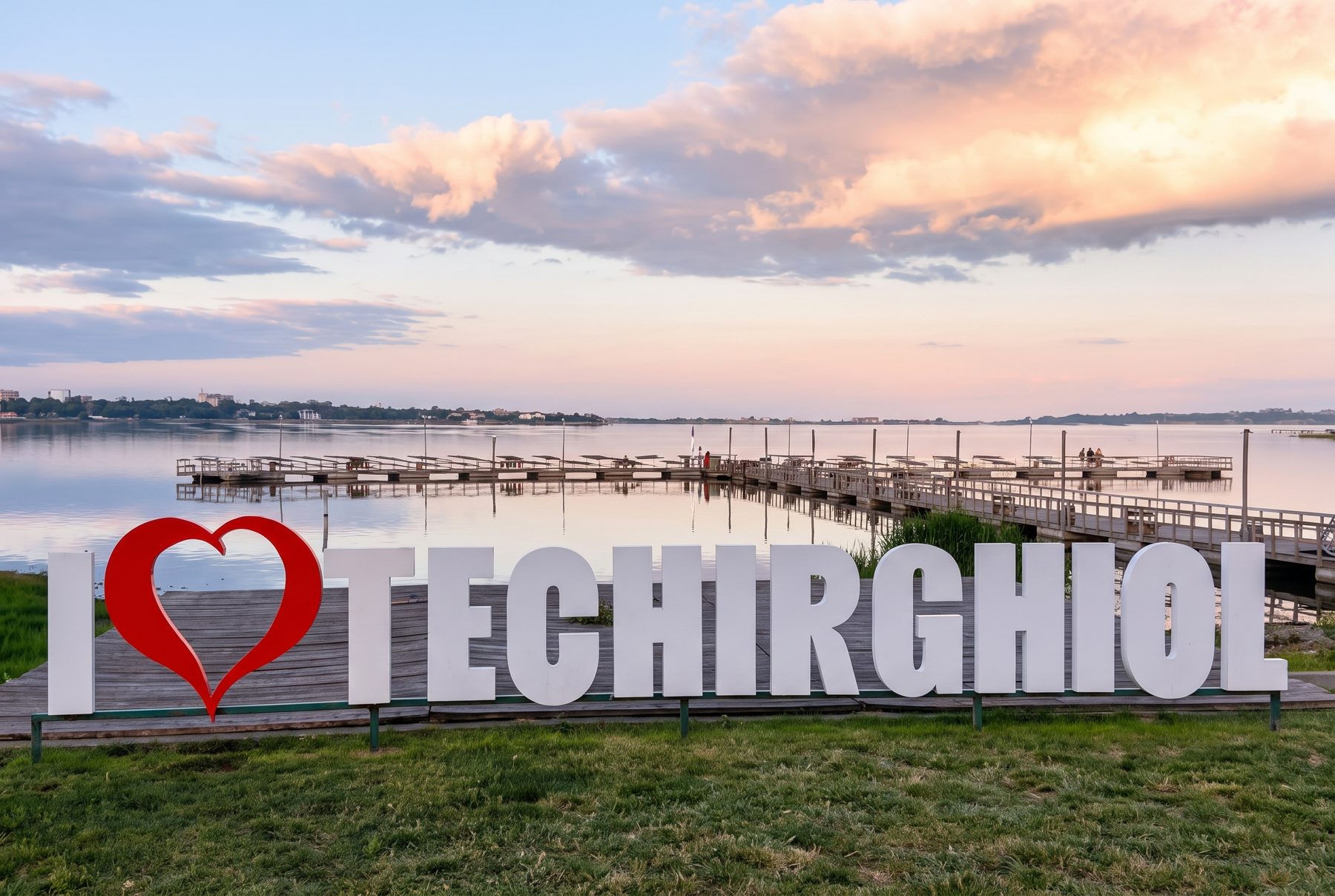 Inscripția „I love Techirghiol” pe malul lacului, la apus