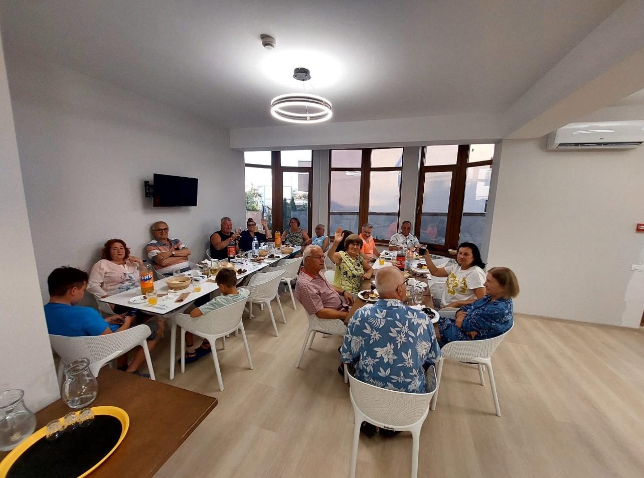 Oaspeții la masa festivă din restaurant