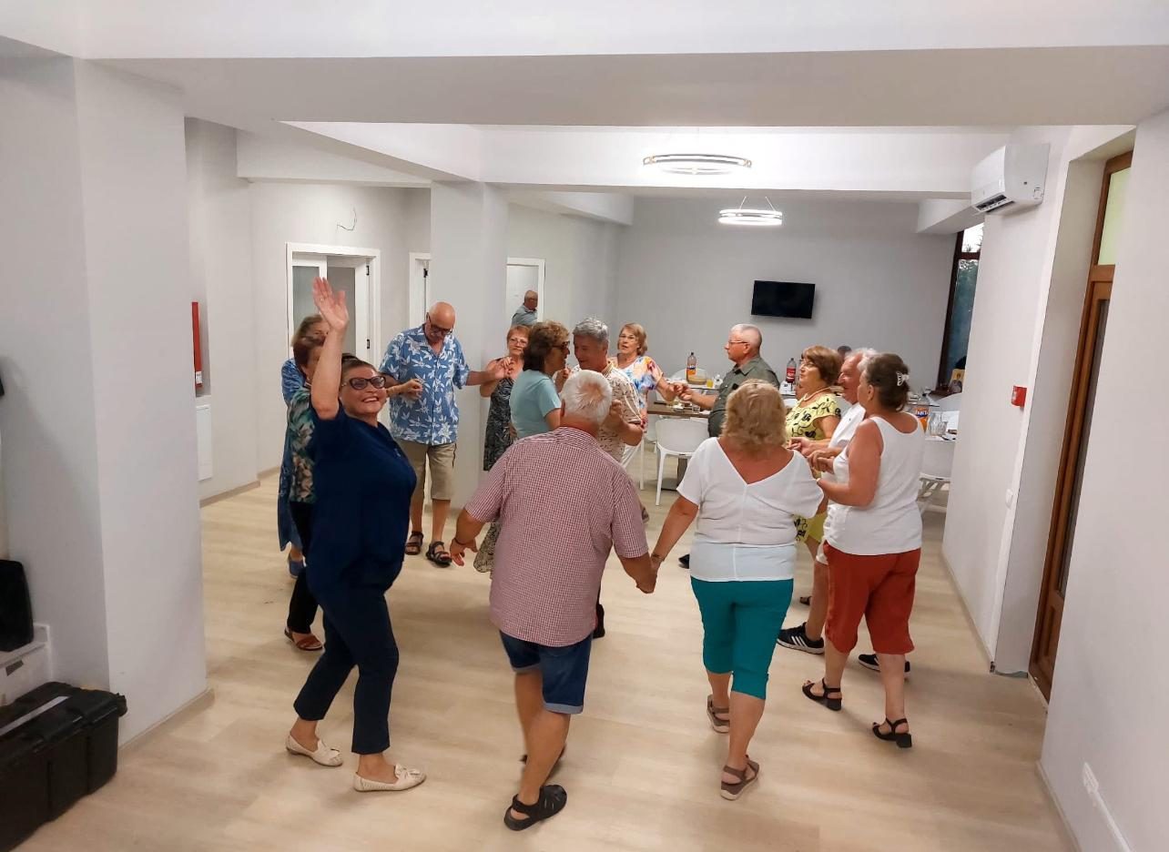 Oaspeții dansează la petrecerea festivă din restaurant