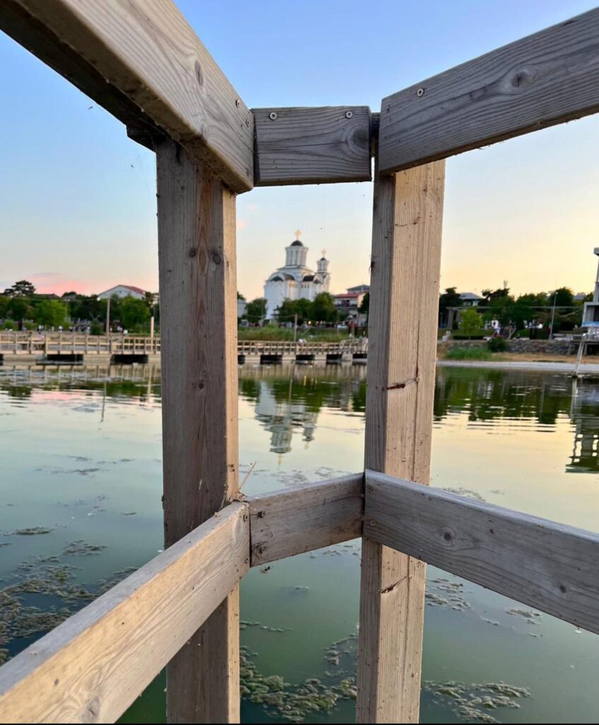 Biserica, oglindită în lac, de pe ponton