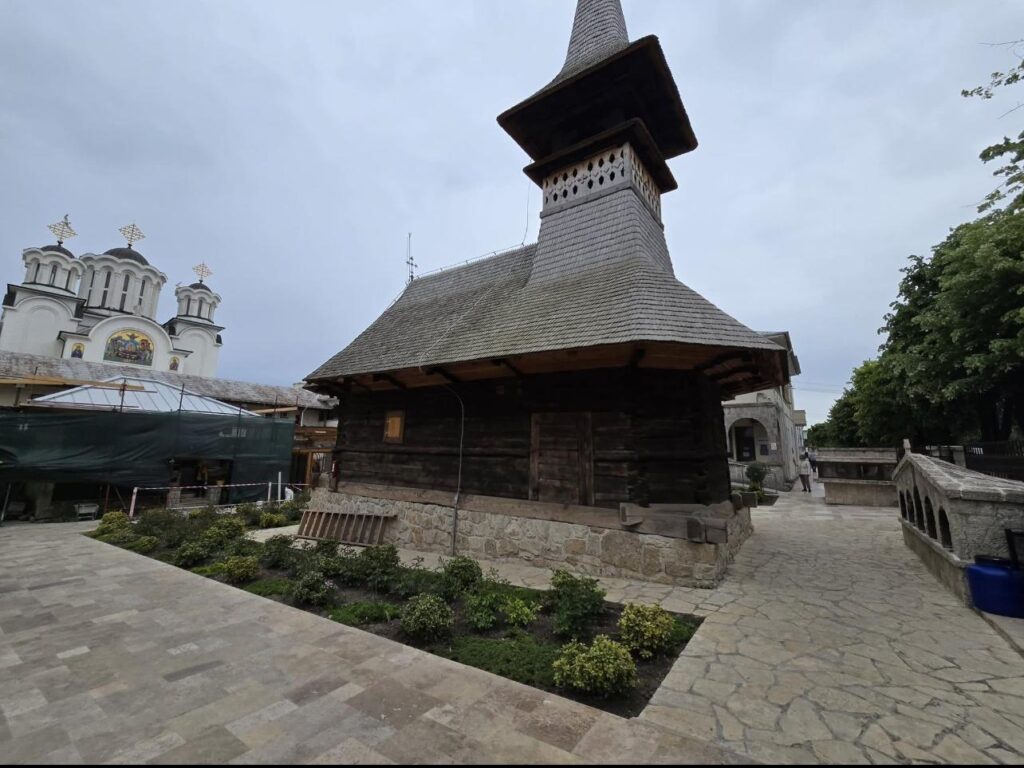 Biserica de lemn a mănăstirii, din 1750, adusă din Maramureș