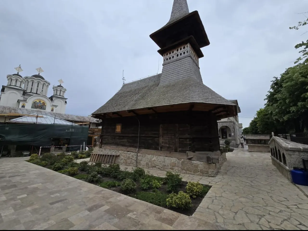 Biserica de lemn a mănăstirii, din 1750, adusă din Maramureș