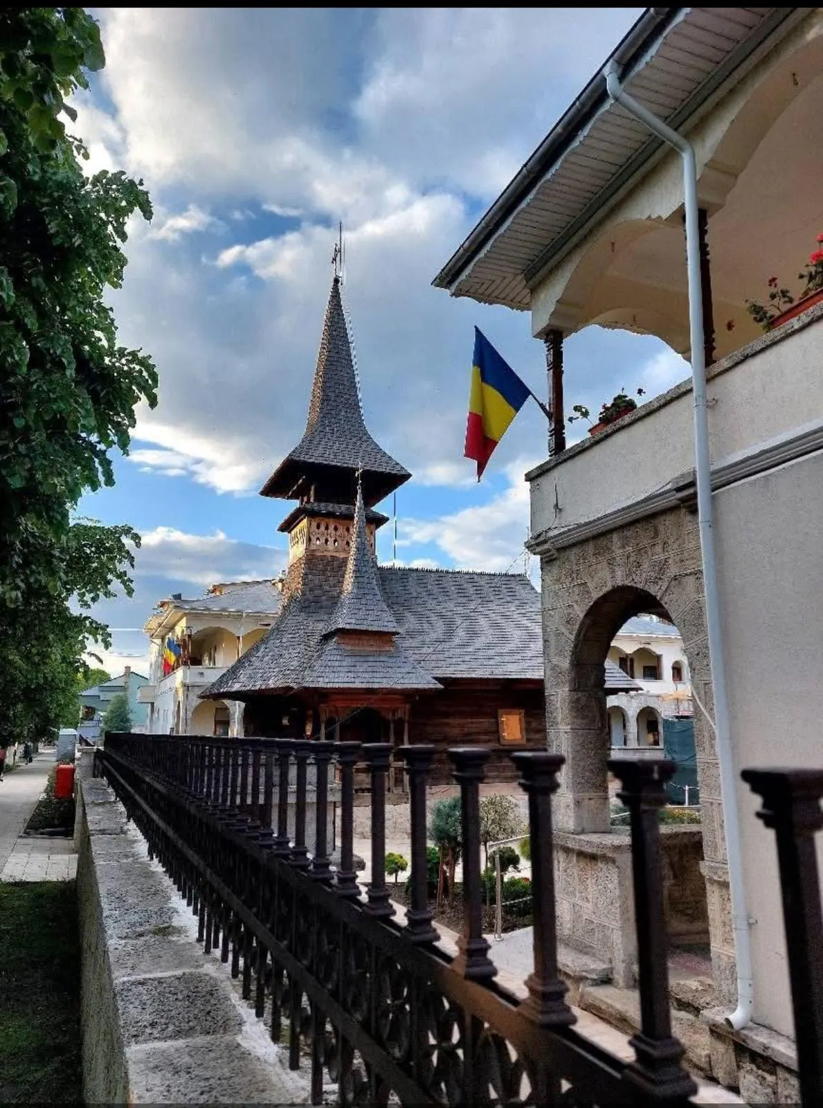 Turla bisericii de lemn, văzută de pe stradă