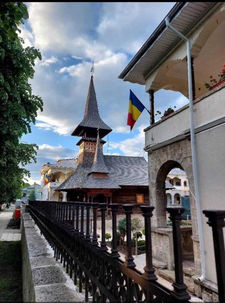 Turla bisericii de lemn, văzută de pe stradă