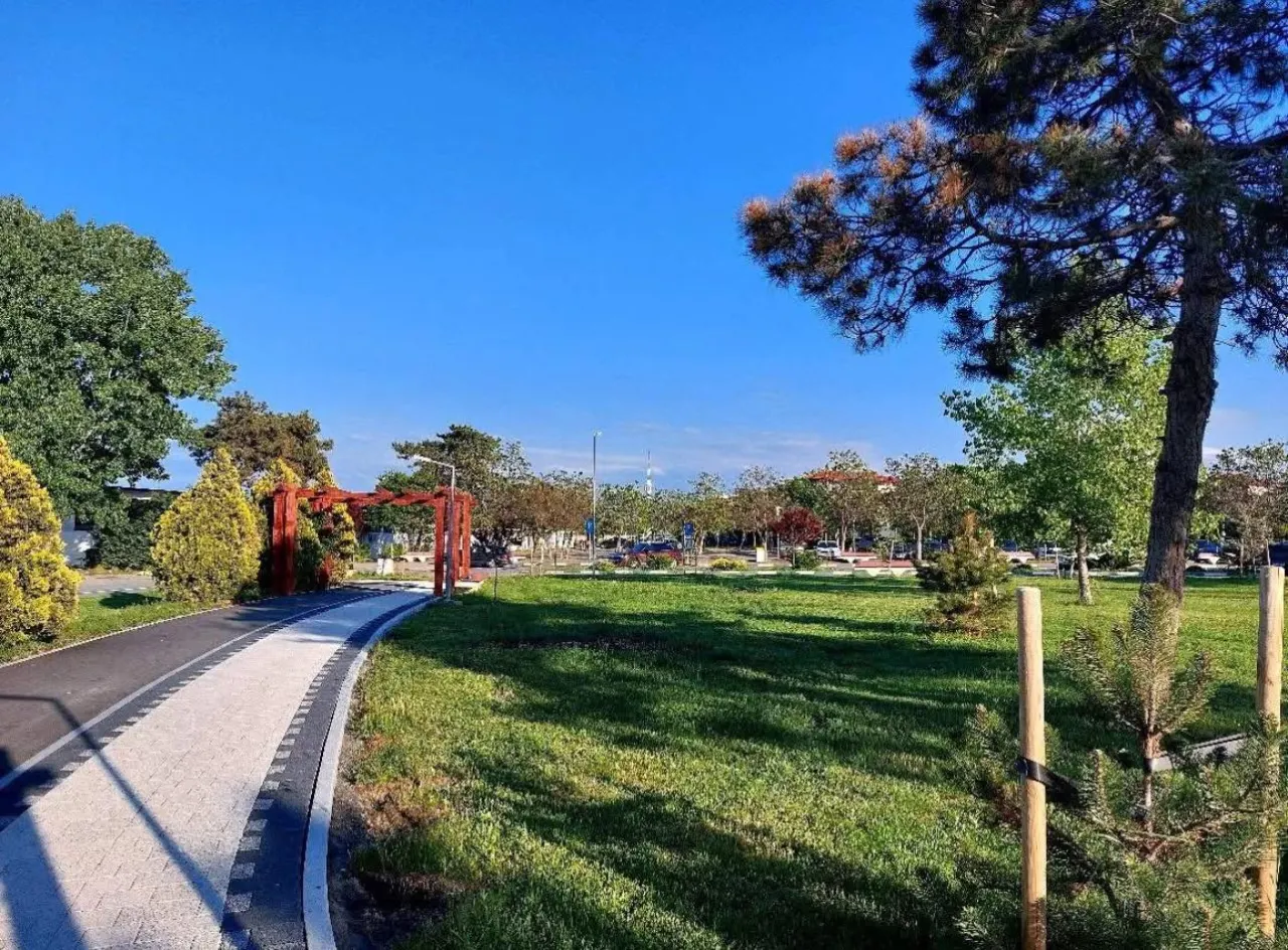Aleea de promenadă și pista de biciclete