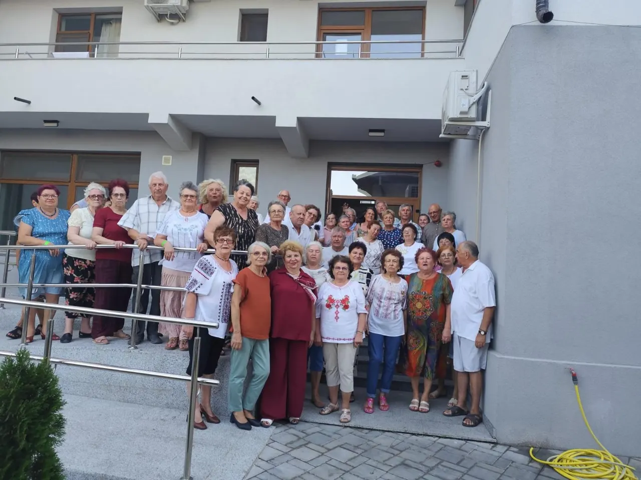 Grupul unei serii, fotografiat în fața hotelului