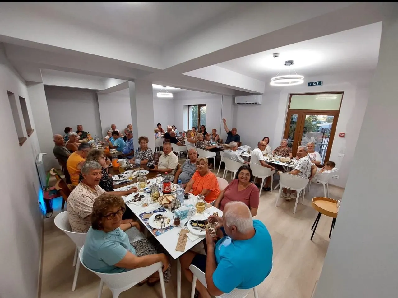 Oaspeții unei serii, la masă, în restaurantul hotelului