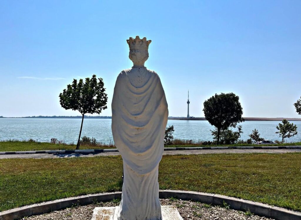 Statuia de pe malul lacului